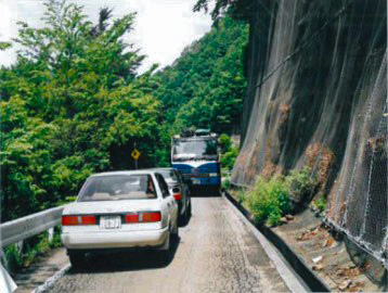 松姫トンネル 旧道の狭隘状況